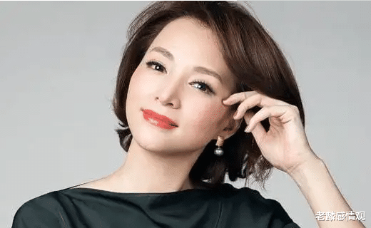 主持人|何炅高情商救场,倪萍4张白纸读出经典,主持人神救场有多厉害?