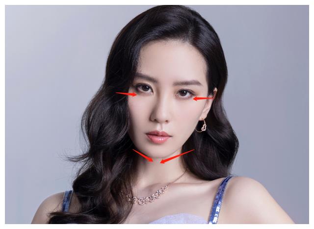 刘诗诗|刘诗诗最新硬照引吐槽，撞脸多位女星，胸前两团纱布太败笔