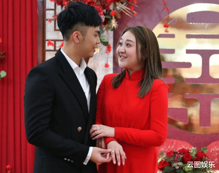 豪宅|28岁男星娶富婆2个月,正式搬进女方豪宅,拥有篮球场百万豪车