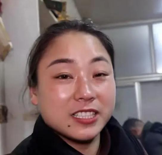 “为了弟弟抛夫弃子”，女子攒钱只为弟弟买房，扶弟魔都望尘莫及