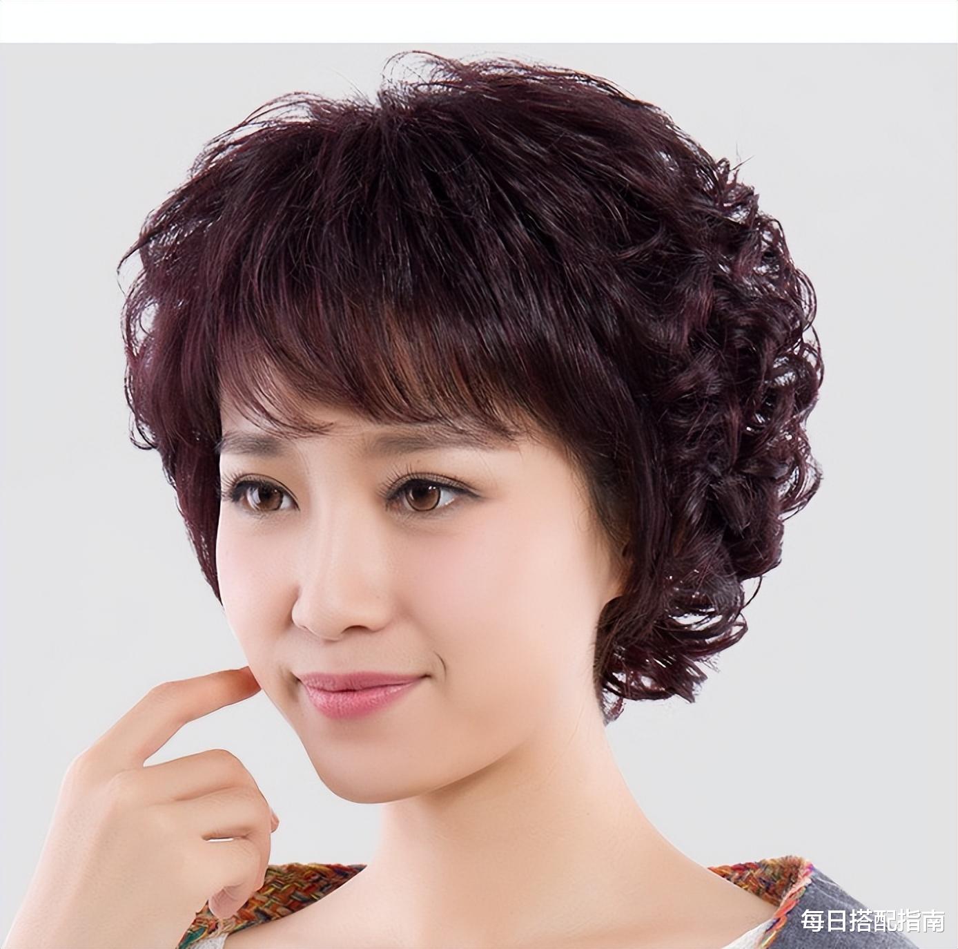 发型 放弃你的“大妈卷”吧，女人40岁后更适合这5款发型，减龄有气质
