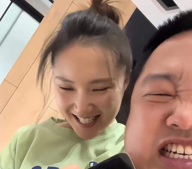 四川一男子在飞机上遇到妻子的航班,妻子一见丈夫立刻翻白眼:回家等着吧!