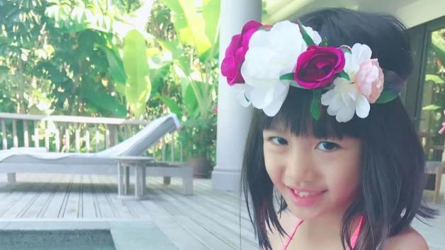 考拉|钟丽缇晒照为小女儿庆生，13岁考拉从小美到大，染发化妆气质惊艳