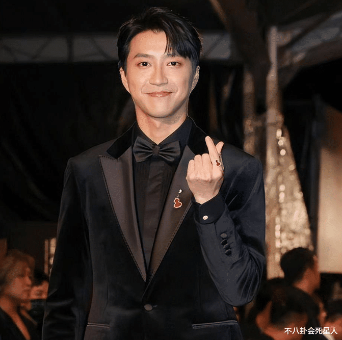 金钟奖|台湾金钟奖红毯寒酸,地毯是湿的,灯光昏暗,被嘲像村口吃席