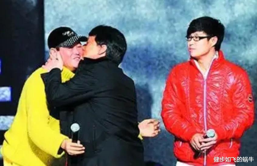 约翰尼·德普|赵本山满头白发喊成龙大哥？演唱会不请自来主动鞠躬，吓得成龙往后躲！