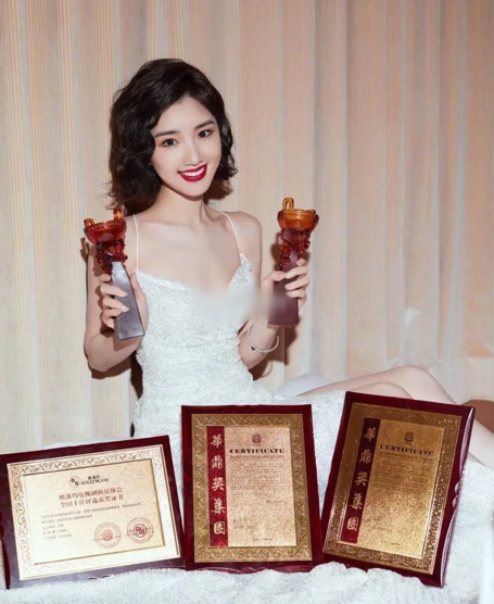 毛晓彤|出生被弃，俩段感情耗9年，今庆34岁生日，现场布满鲜花十分豪华