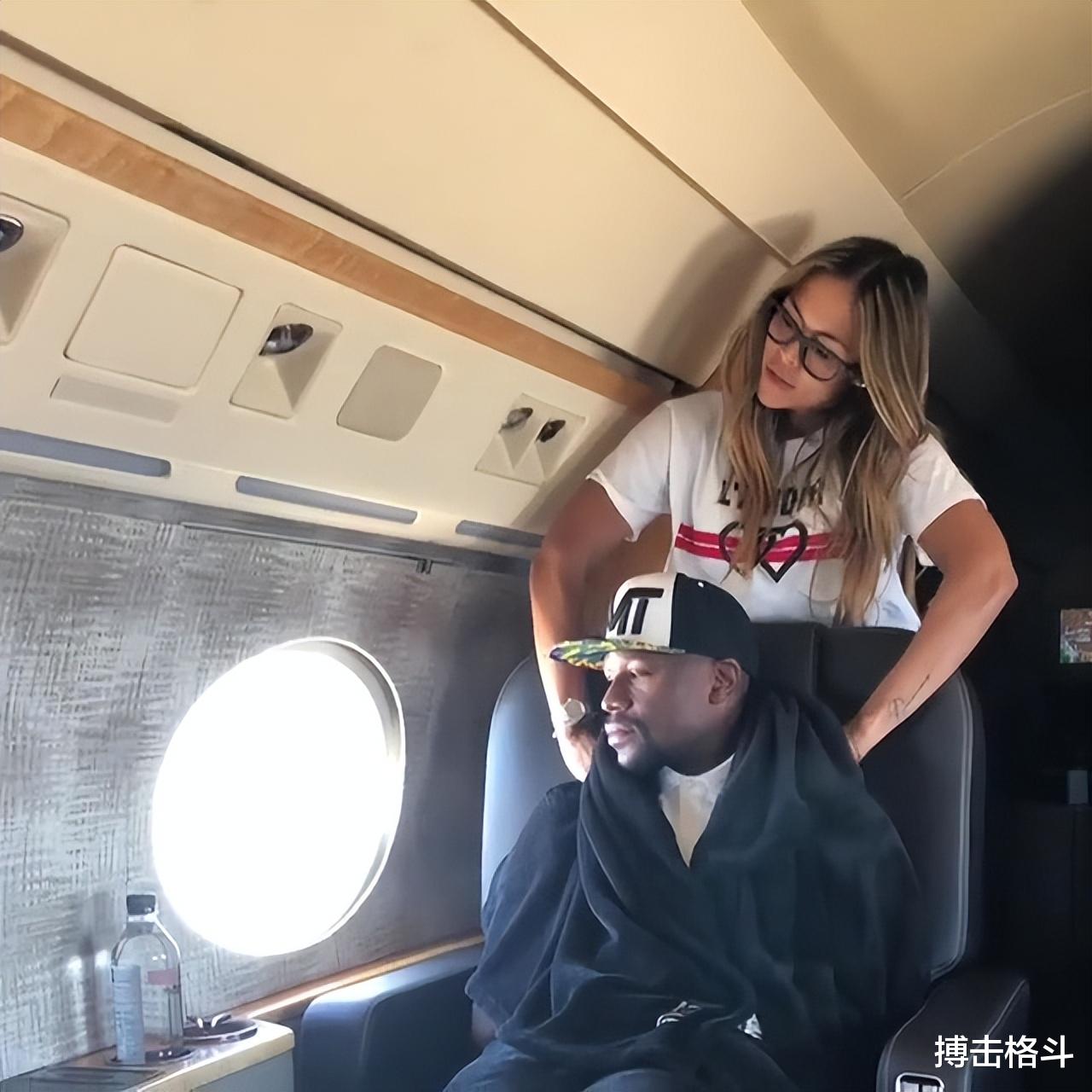 梅威瑟|拳王梅威瑟有多豪横，出门乘私人飞机，随行带女技师按摩