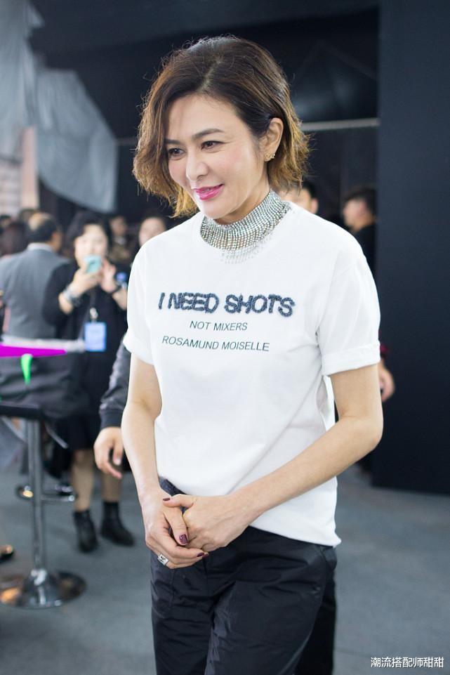 关之琳|香港女神也没抗住岁月,关之琳生图下脸上赘肉明显,身材也微胖