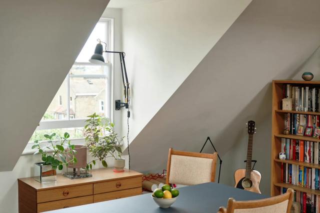 阁楼上的秘密花园,天窗横梁有格调,色彩很出挑,让人一见倾心