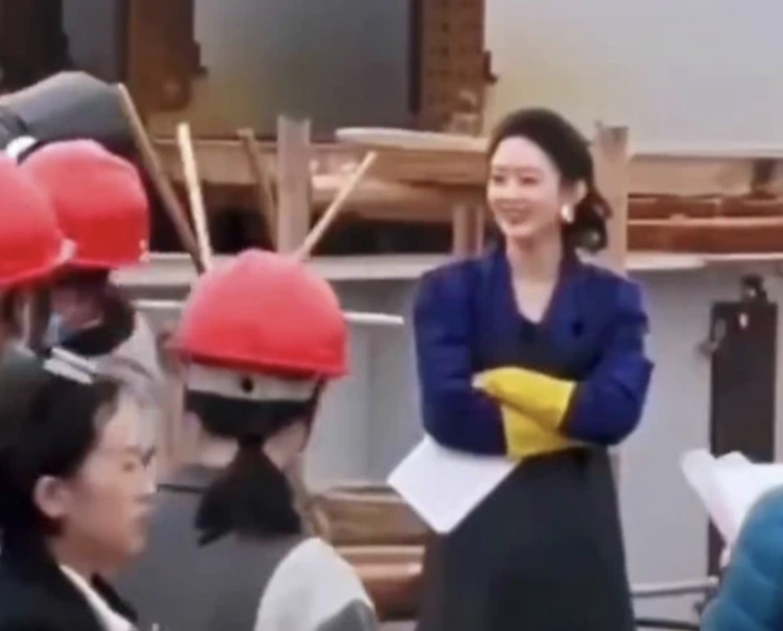 赵丽颖|赵丽颖宁波拍新剧，和欧豪骑自行车路透曝光，造型独具年代感