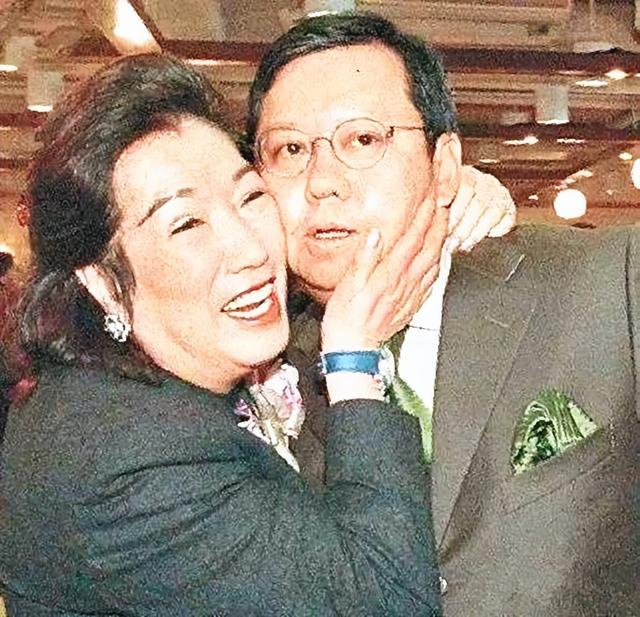 林建岳老母过98岁大寿,气场强大仍是一家之主