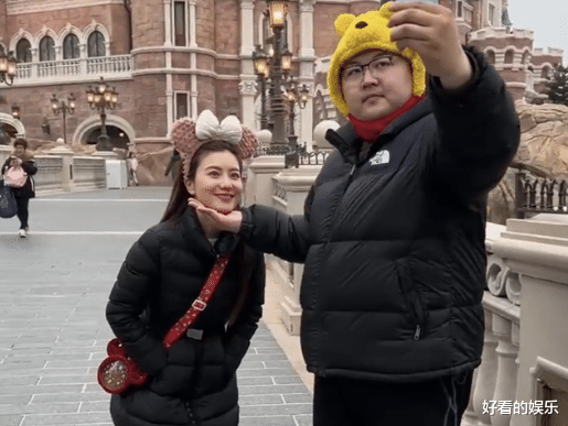 何小姐跟猴哥回老家,猴爸对她的称呼引争议,网友:太见外了