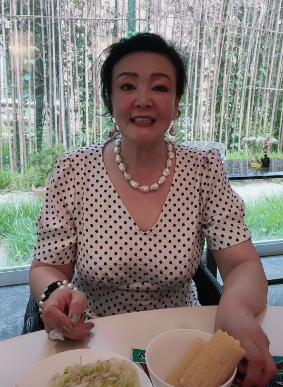 张兰|汪小菲离婚风波持续发酵，张兰忙直播卖货，强颜欢笑眼圈泛红