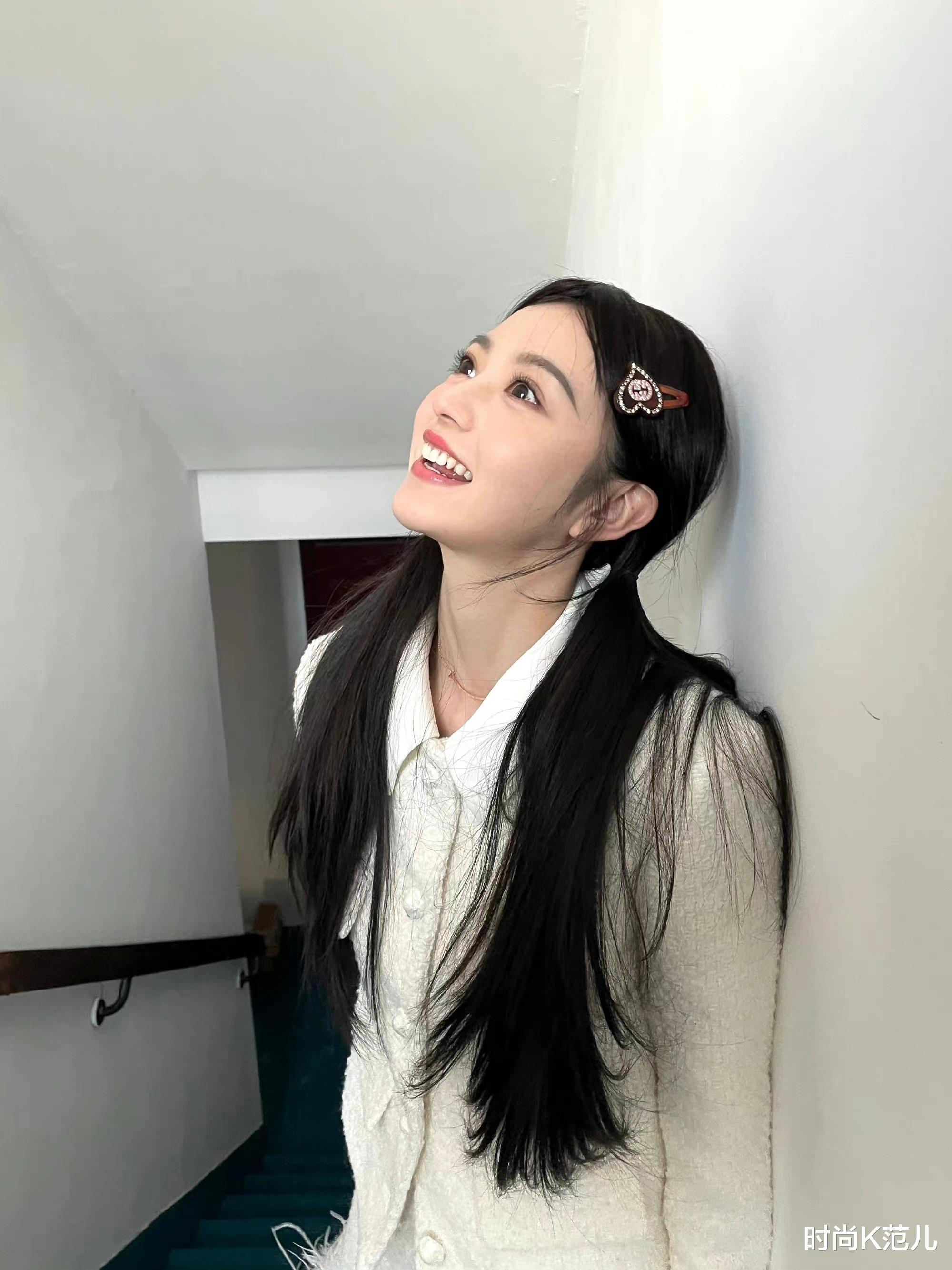 民警 田曦薇晒平安夜造型，穿白色羽毛粗呢套装，收起刘海清爽甜美！