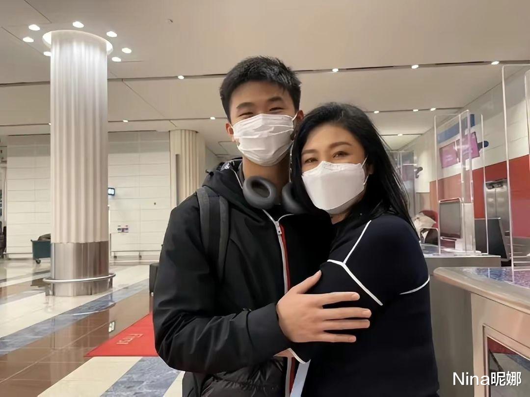 面膜 泰国前总理英拉送儿上学,穿T恤九分裤挽手似小情侣,儿子发型真像学霸