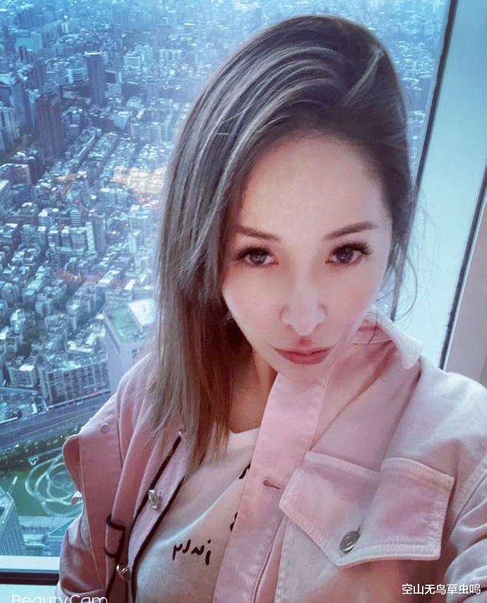 萧亚轩|萧亚轩终于恢复自信,跟闺蜜一起晒合影,网友:伤疤看不见了