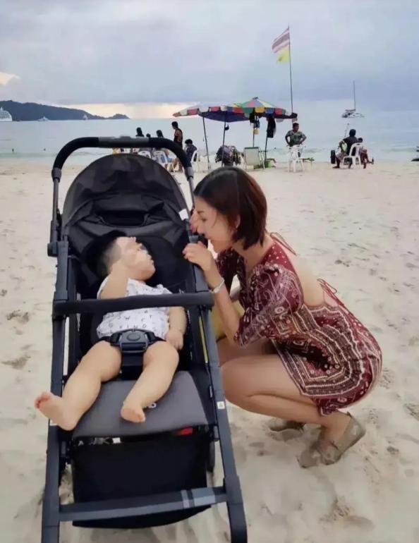 发型 剪短发的李小萌看着成熟了，穿印花裙挺显身材，露背看着好招摇