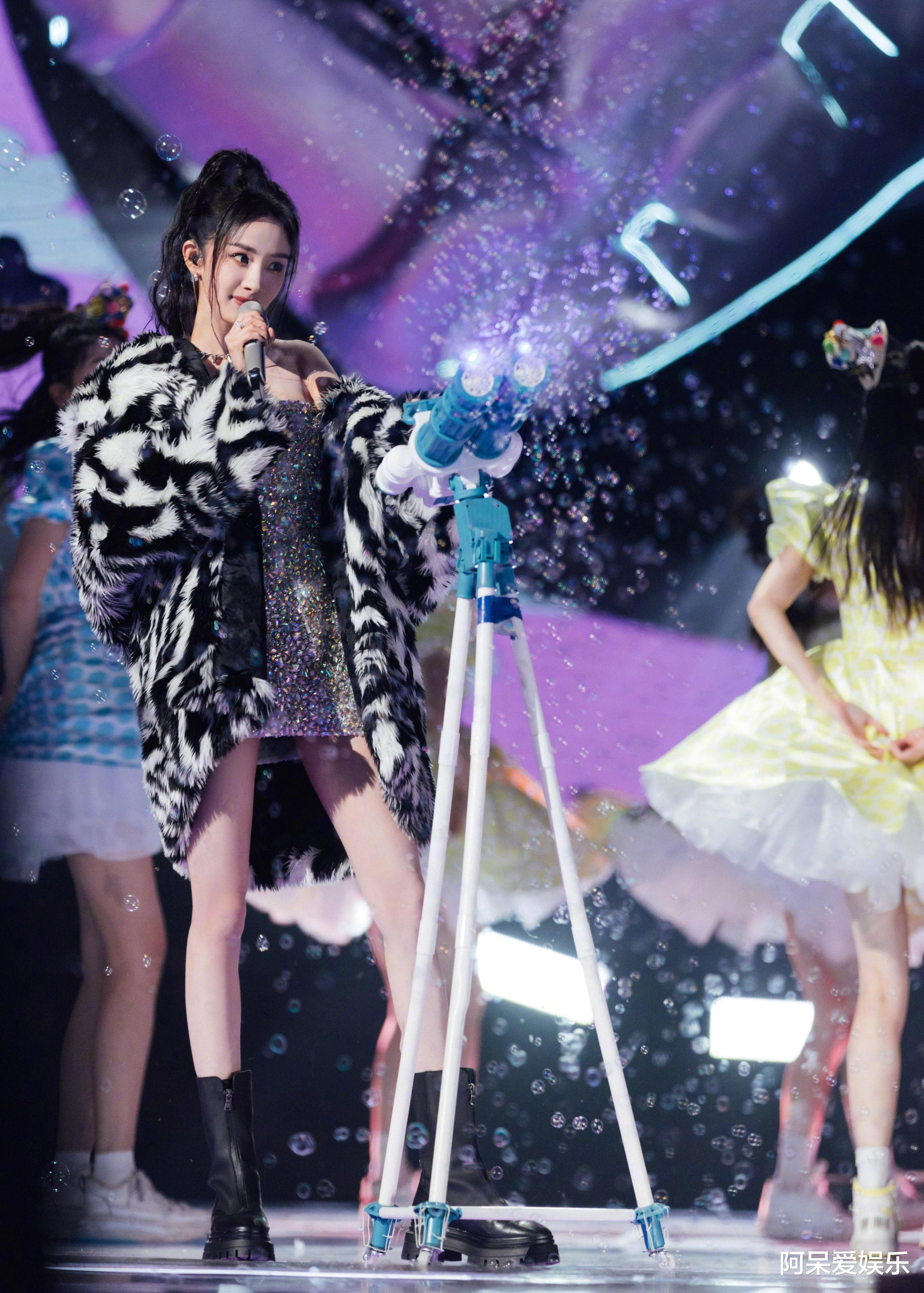 跨年演唱会|2023跨年演唱会:杨紫卫冕失败,杨幂拿下峰值,流量明星全军覆没