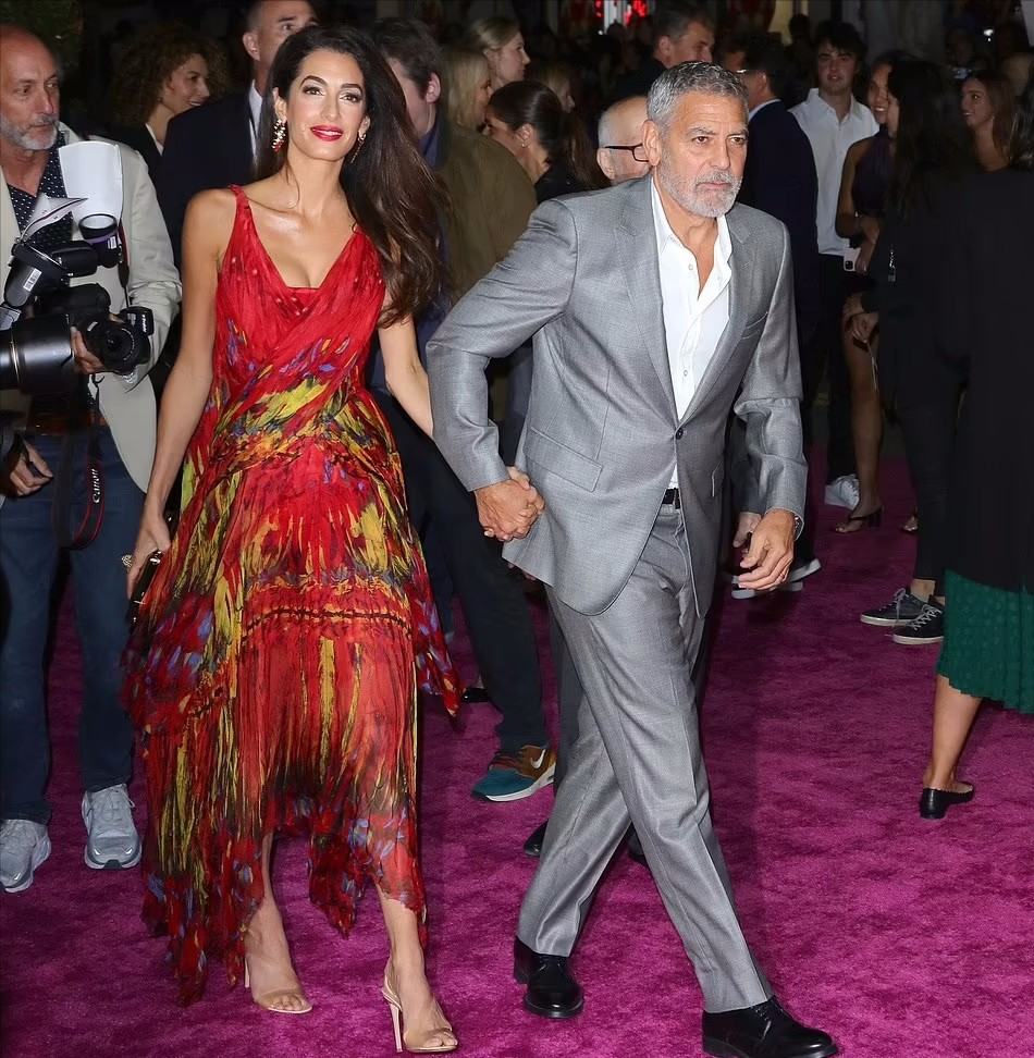 乔治·克鲁尼|61岁克鲁尼携娇妻闪耀首映礼！律师妻子穿花裙如仙女，真的很般配