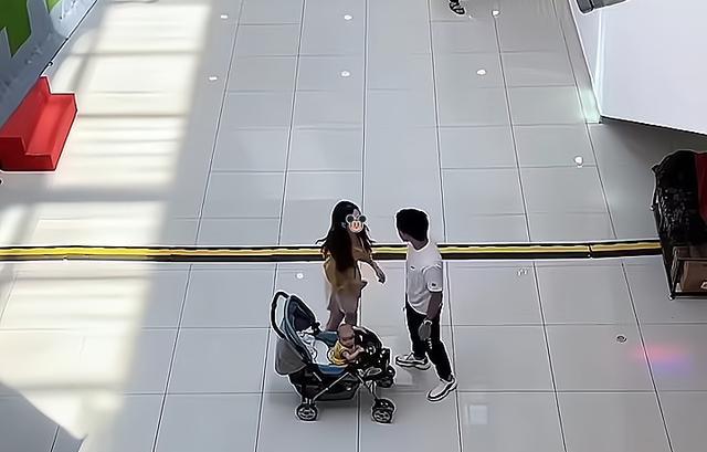 一男子在商场大发雷霆,丢下妻儿转身就走,妻子抱着孩子痛哭