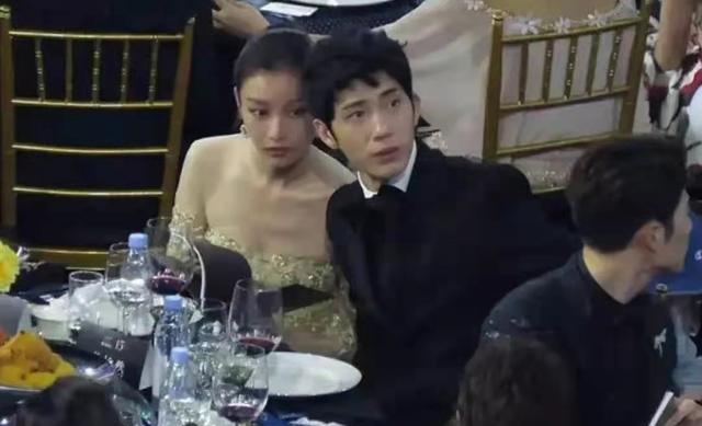 倪妮|倪妮穿拼色长裙亮相，与小鲜肉互动惹争议，被指“不够矜持”