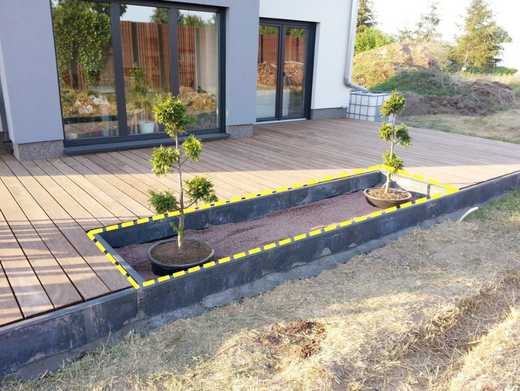 院子别再单纯铺甲板,这样拼接点别的,颜值更高,后期也不担心被堵