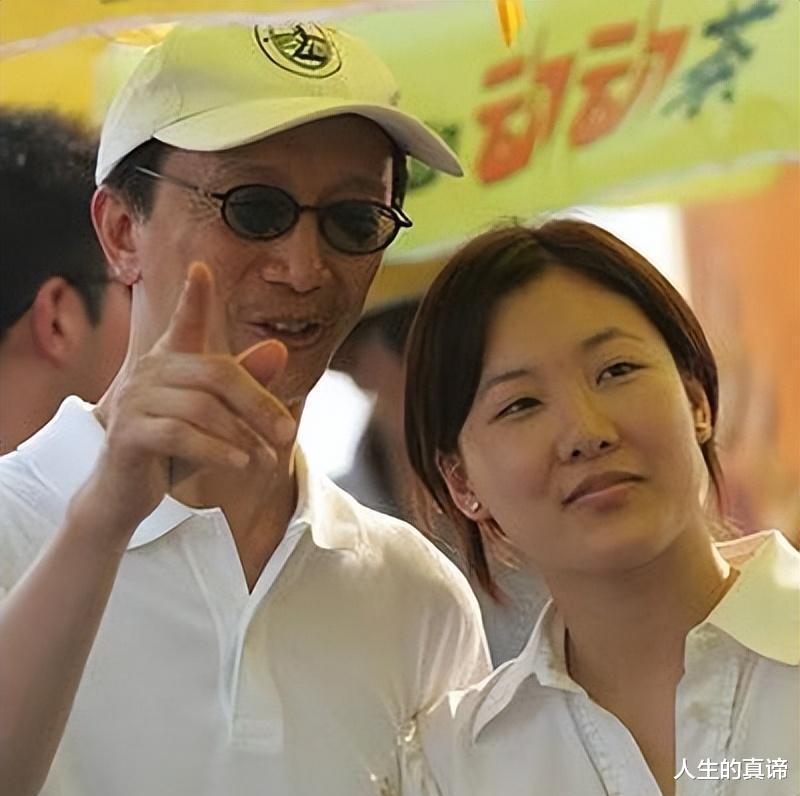 伏明霞|伏明霞:嫁给大26岁的富豪梁锦松,只为爱情,生3个孩子很幸福