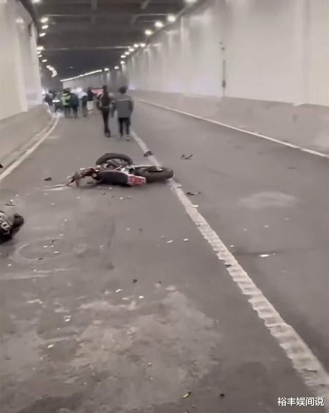 又一机车网红因车祸去世!21岁庄慕卿隧道内撞车,现场一片狼藉