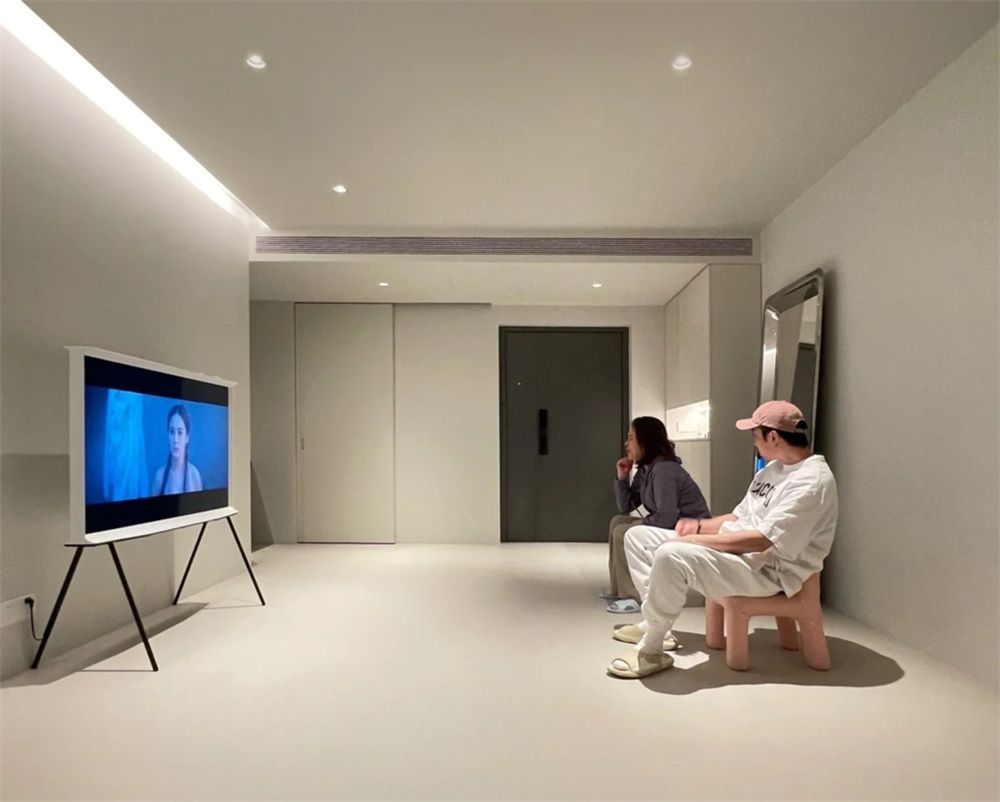 90后的他买下新房，却装修得家徒四壁空无一物，妈妈：这啥呀