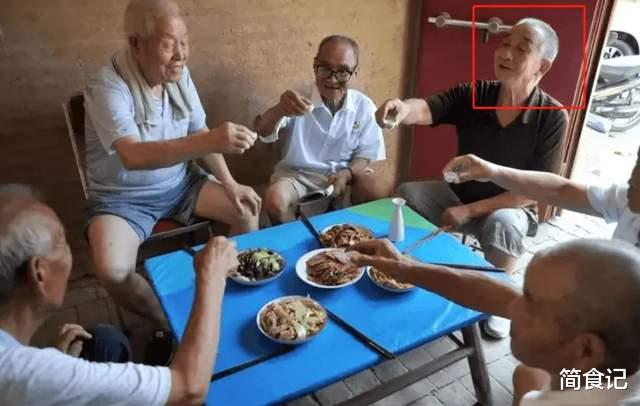 60岁大爷聚会晒“酒桌白酒”，无1瓶名酒却火热出圈，行家：会喝