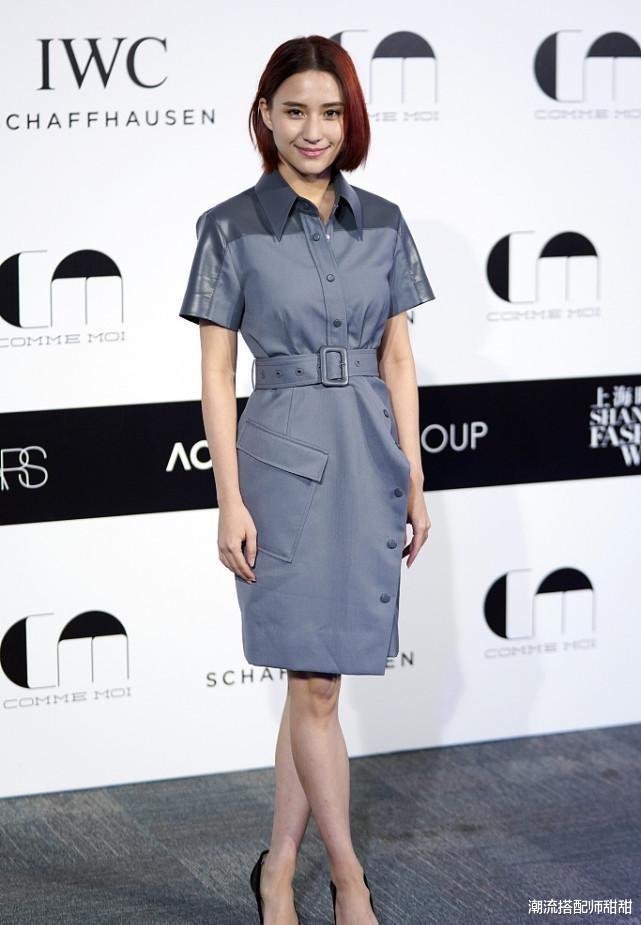 衬衫 何超莲的短发有点显老,红发造型很非主流,衬衫裙很英气