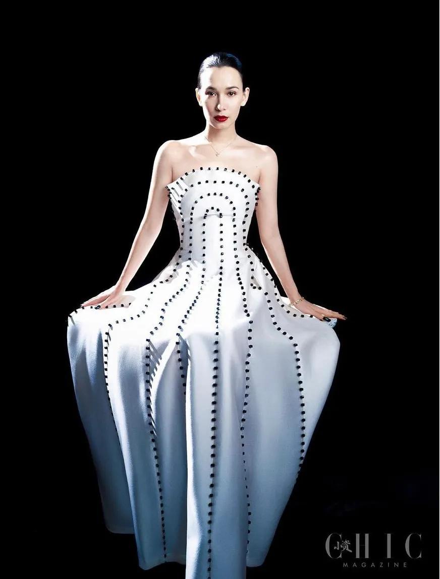 卢靖姗|卢靖姗产后3月拍时尚大片，大秀美背直角肩，女儿探班妈妈超有爱