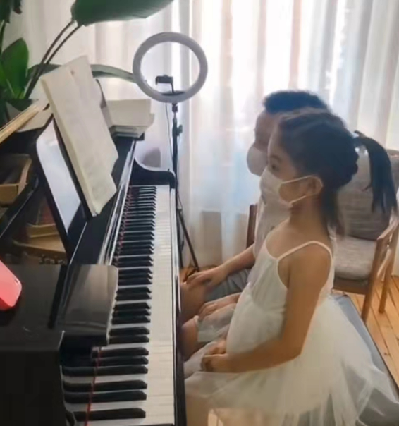 刘和刚|刘和刚俩子女罕曝光,三人长相如复制粘贴,35岁妻子当学校教授