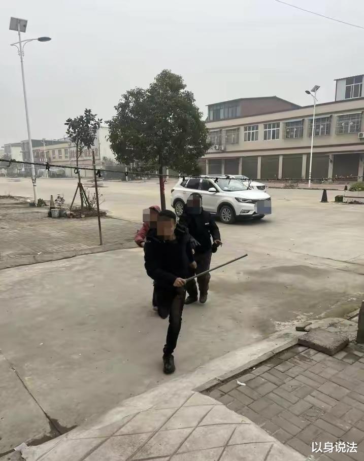 河南驻马店,一女子因拒绝相亲,被发小一家人殴打