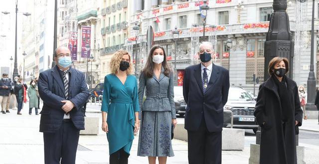 |莱蒂齐亚才是职场女性的穿衣榜样，跟着她的思路走，轻易不会出错