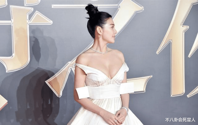 金·卡戴珊|骨折、露屁股、挤出赘肉！7位女星硬挤小一号礼裙，看得我好尴尬