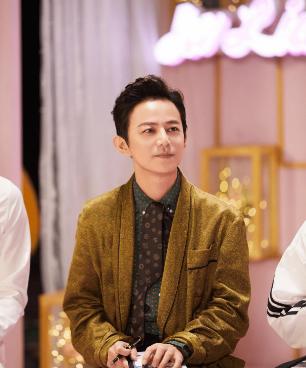 何炅|常驻嘉宾台上台下无默契，何炅新综艺被爆带不动，难迎第二春？