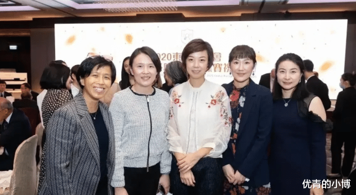 郭晶晶|郭晶晶和张怡宁同台亮相!俩大豪门阔太罕聚首,一个老成婆婆相,一个还似小姑娘