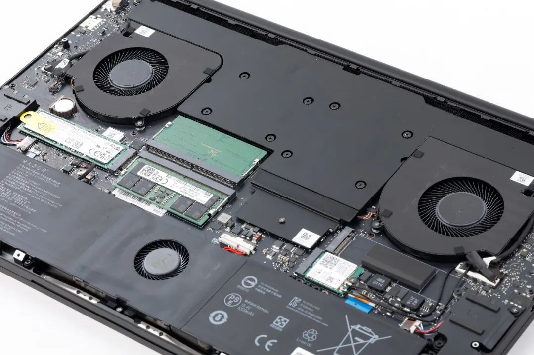 长焦镜头|80 Ti首登移动市场，GPU性能再破天花板，雷蛇灵刃17笔记本电脑全面评测