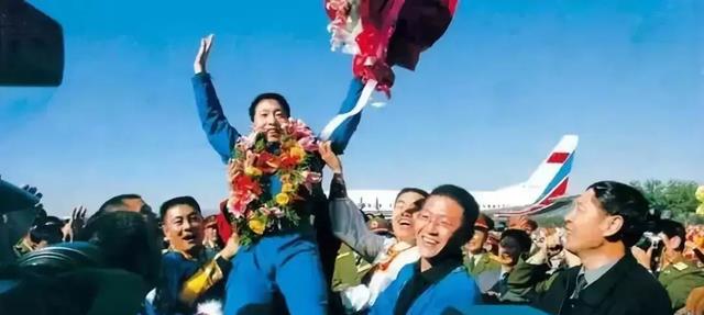 杨利伟在太空听到“敲门声”,十七年后谜底揭晓,幸亏他当时机智