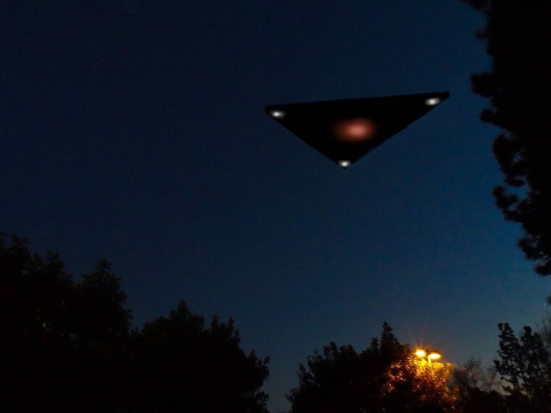 静静地悬浮在新泽西机场夜空中的神秘不明物体是UFO还是隐形黑鹰直升机?