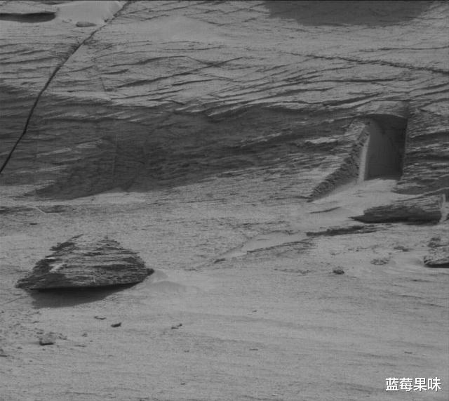 好奇号在火星上发现一道奇怪的“门”，不知通往何处
