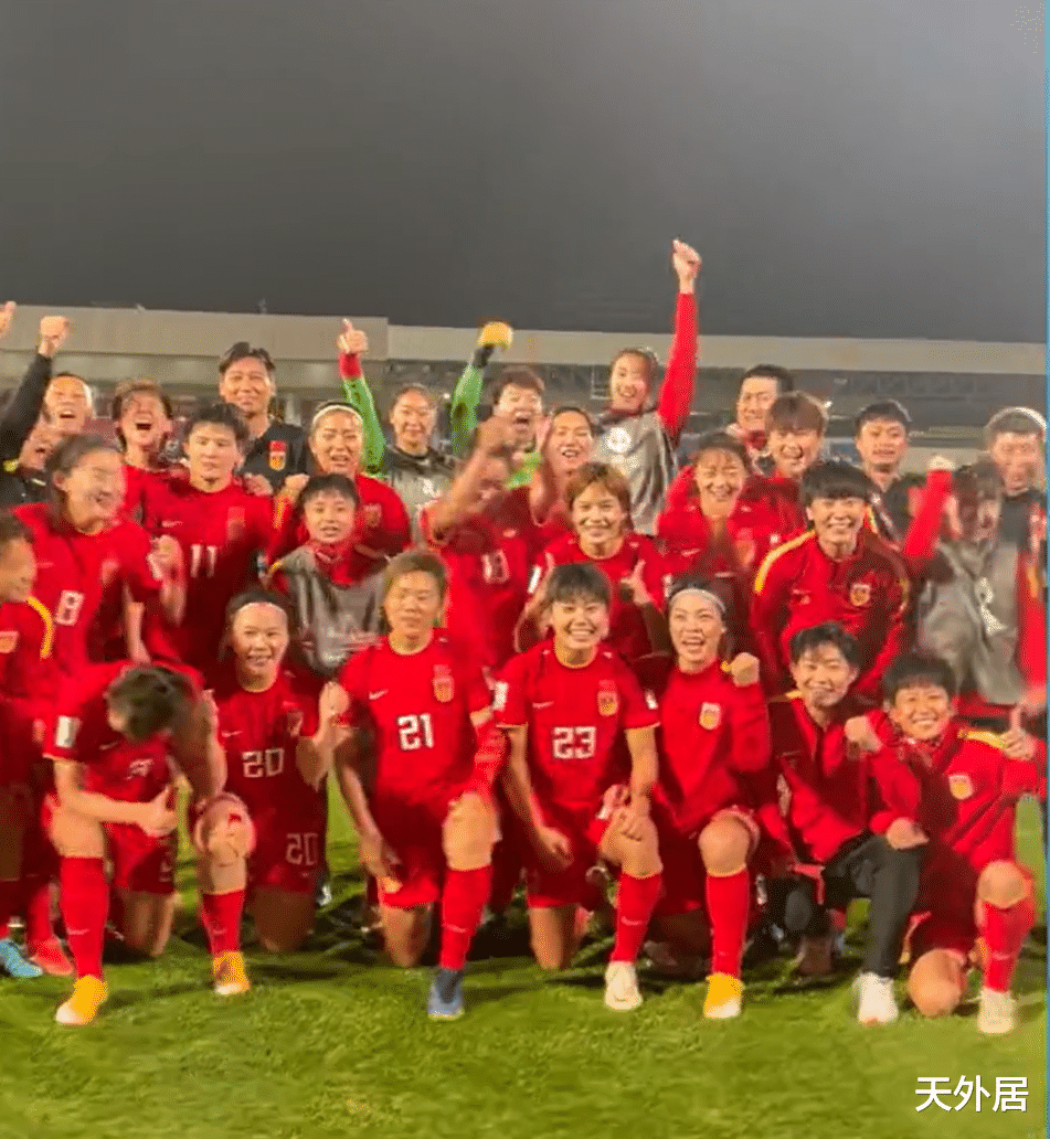 日本队|全员黑脸，日本队赛后球场内开会！中国女足集体合影狂欢也没走