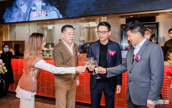 汪小菲|大S再婚后汪小菲首次露面,穿西装独自推行李赶机,不停摇头心事重重