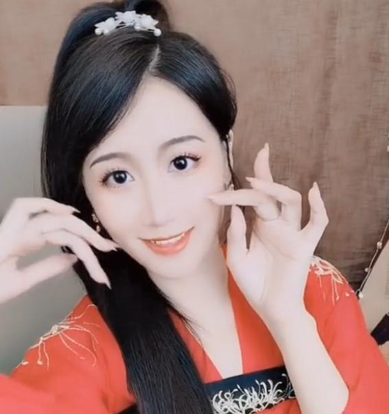 白骨精|玩手势舞圈粉489W的蜜加，正脸照曝光后，网友：可以叫你白骨精？