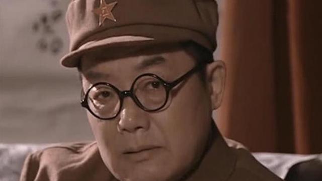 李云龙|李云龙丁伟孔捷闹军衔,为啥老师长怒批李云龙丁伟,却表扬孔捷?