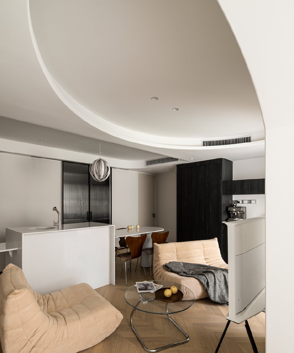 98m2弧形+原木色:重组空间后的轻法式之家,随性又自由