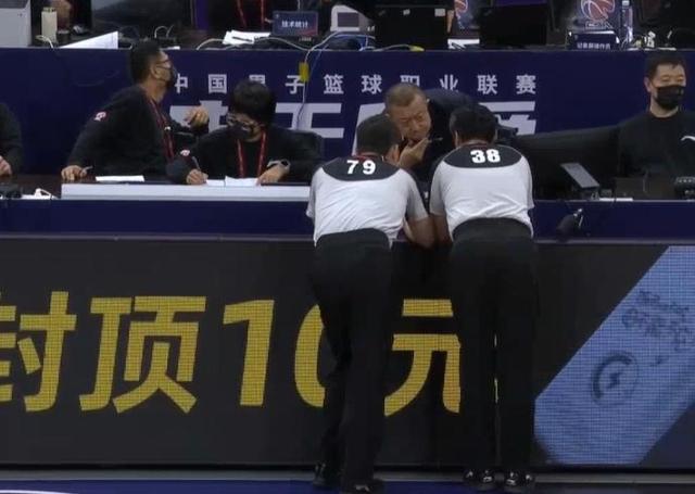 翟晓川|CBA爆发冲突，两人领2技犯被驱逐，外援不愿离场，比赛中断7分钟