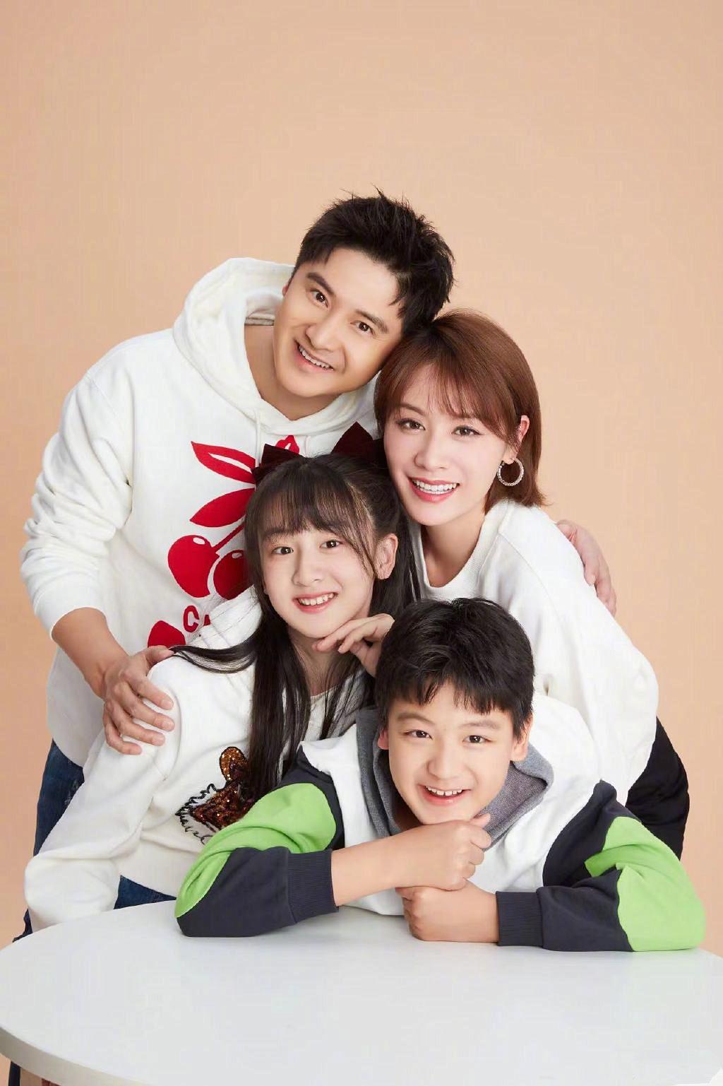 田亮|田亮夫妇跳毽子舞！田亮节奏错乱，美妻穿着紧身裤，大长腿很显眼