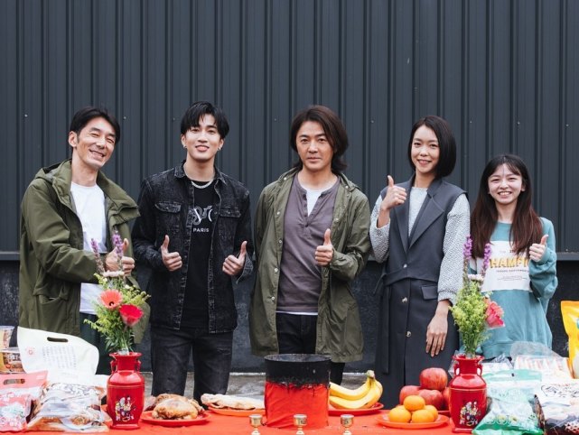 郑伊健|被传移居日本后,54岁郑伊健现身片场拍戏,长发飘逸帅气依旧